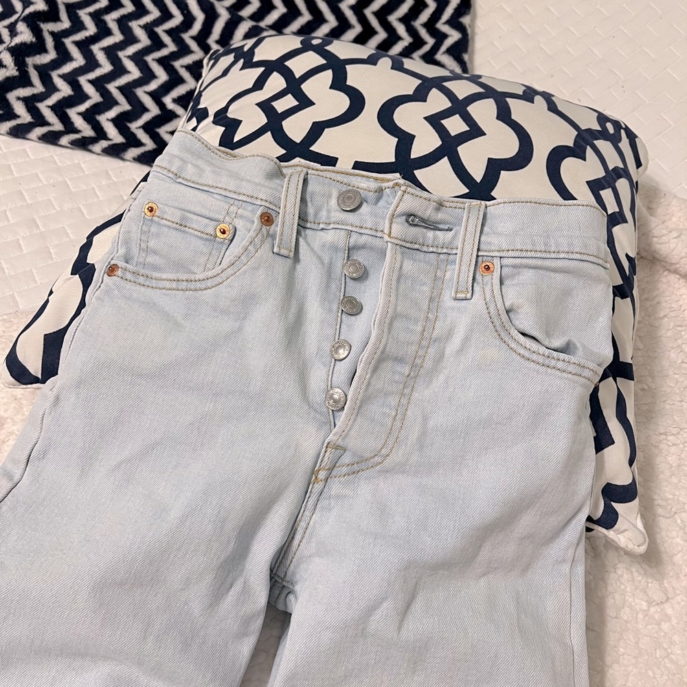 Levi’s Light Blue Denim Jeans